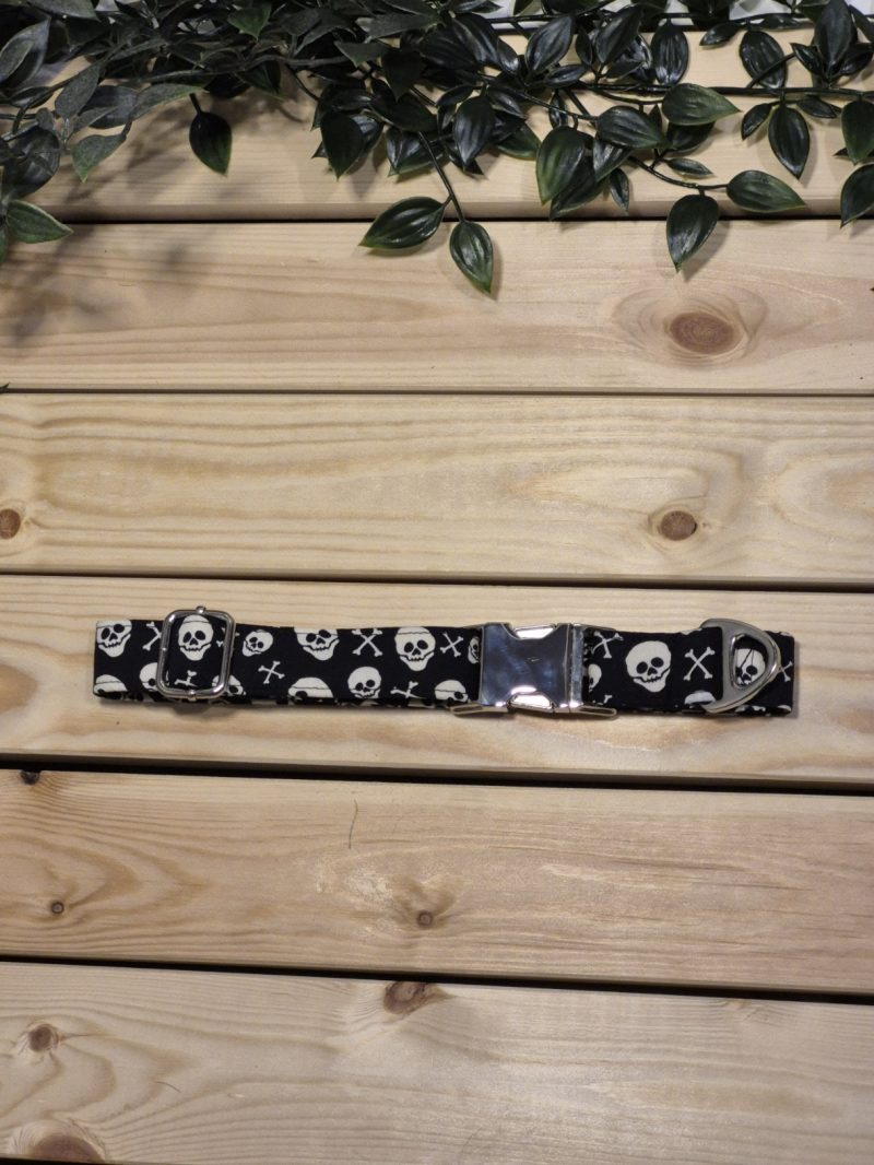 Skull and Crossbones Fabric collar | 2 Buckle Styles | 4 Sizes