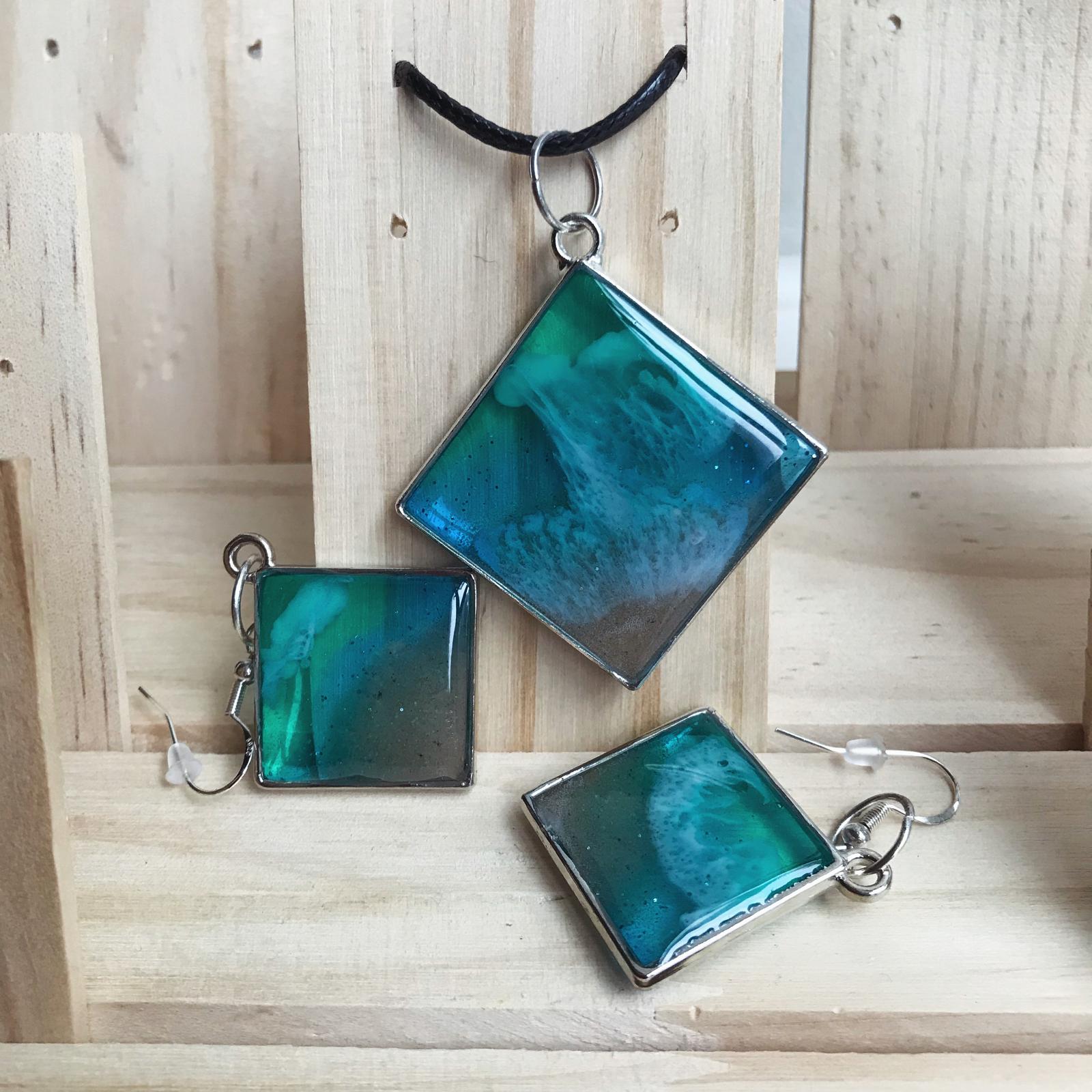 Pentagon Shaped Necklace Set