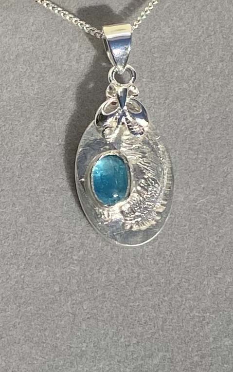 Delicate fine and sterling silver pendant set with neon apatite