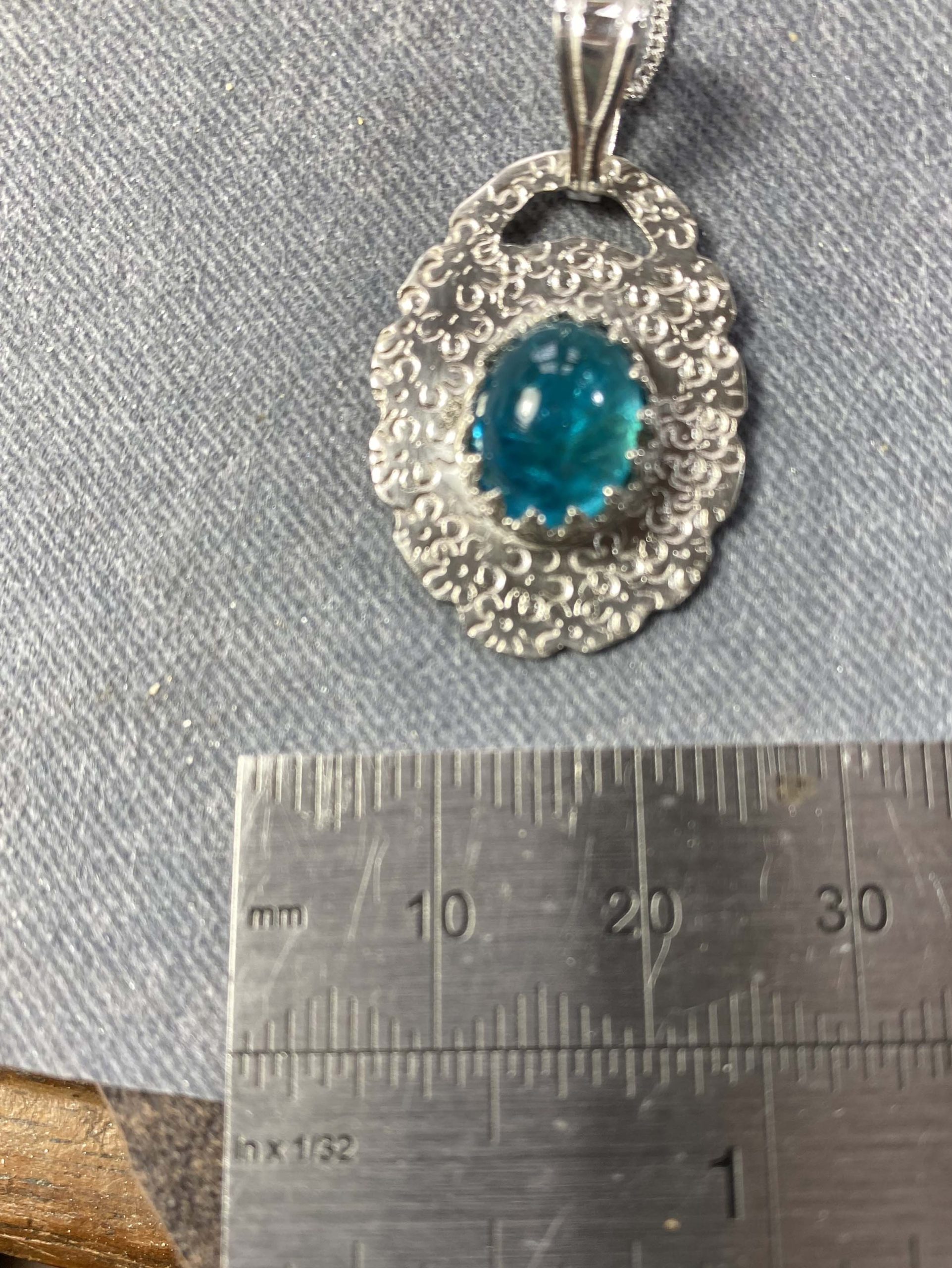 Stunning sterling silver pendant set with beautiful neon apatite - Image 2