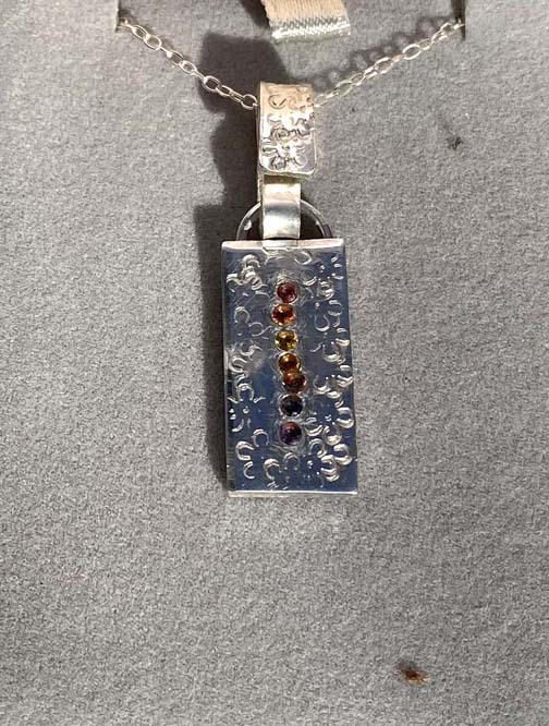 Beautiful fine and sterling silver pendant set with 7 small sapphires