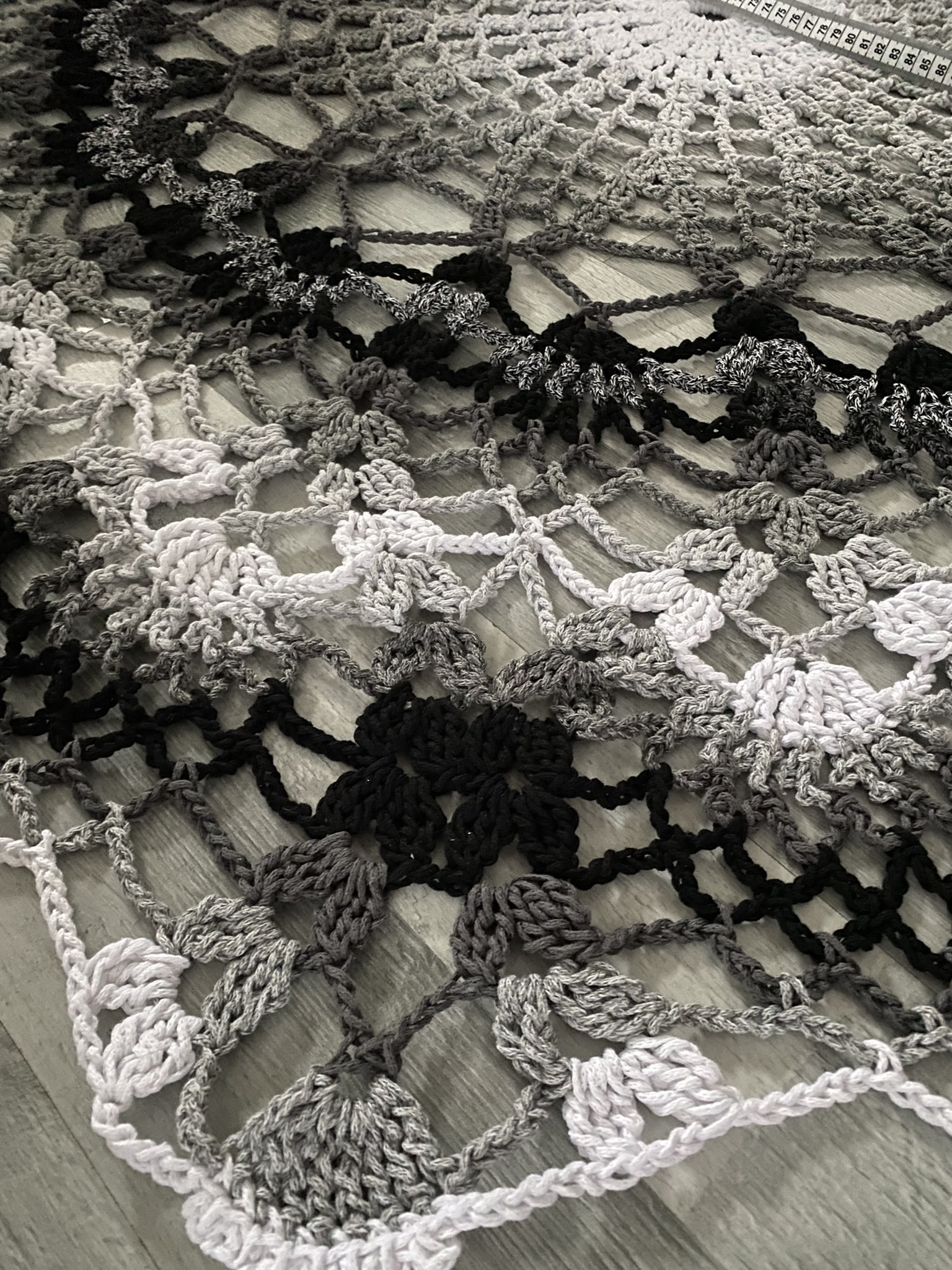 Crocheted round rug or bed cover