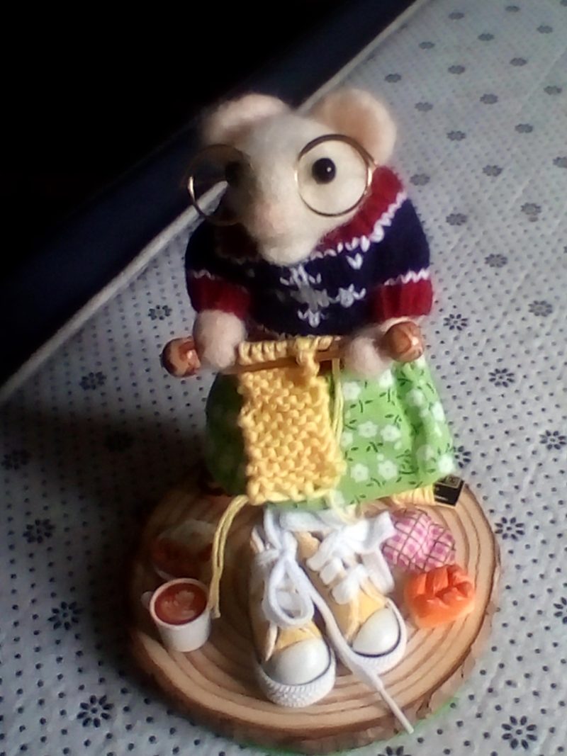 needle felted spool mouse with all her little goodies and busy knitting