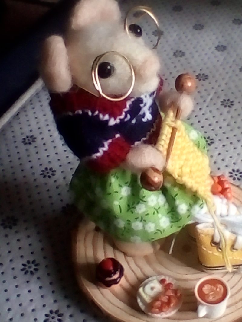 needle felted spool mouse with all her little goodies and busy knitting