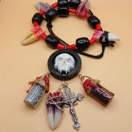 Hunter's Charms - Vampire Slayer's Talisman: Drăcul | resin pendant | Skull, Fangs | LARP, cosplay,