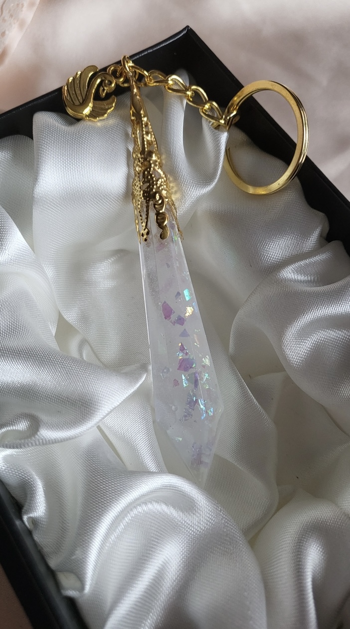 Graceful white pearlescent shimmery resin Crystal keychain