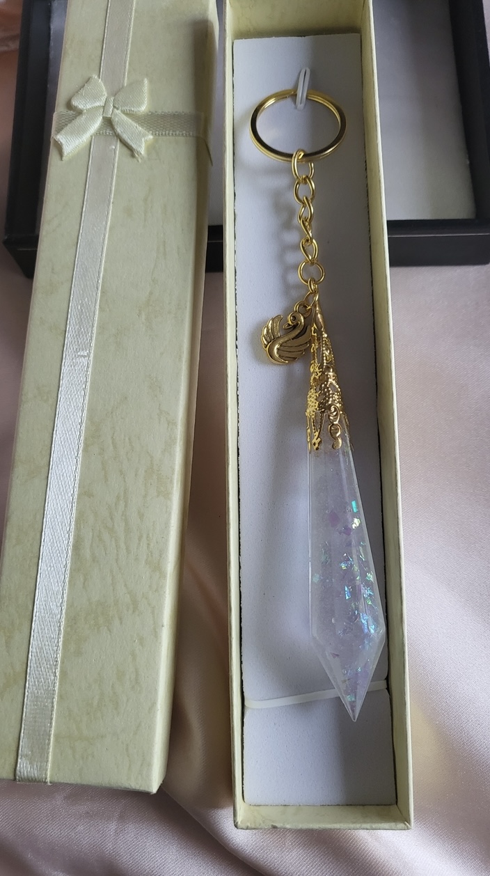 Graceful white pearlescent shimmery resin Crystal keychain