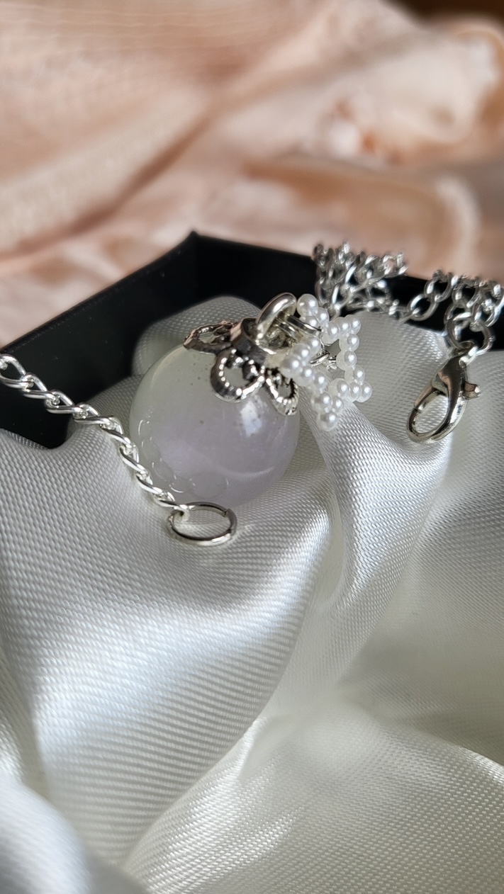 Pearlescent star themed resin ball necklace