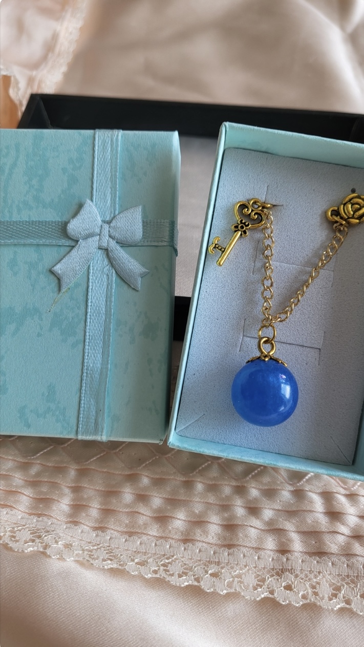 Royal blue and gold resin ball bracelet