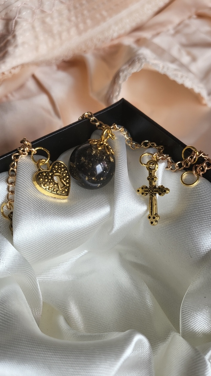 Fancy black and gold resin ball bracelet