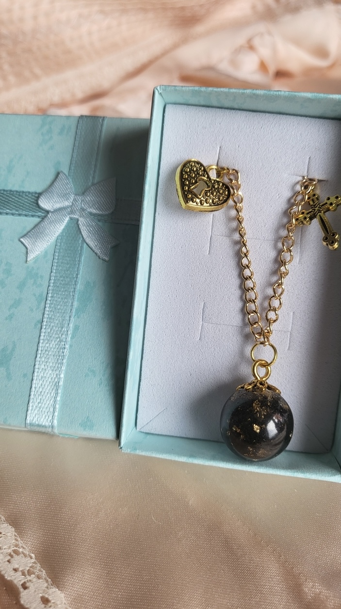 Fancy black and gold resin ball bracelet