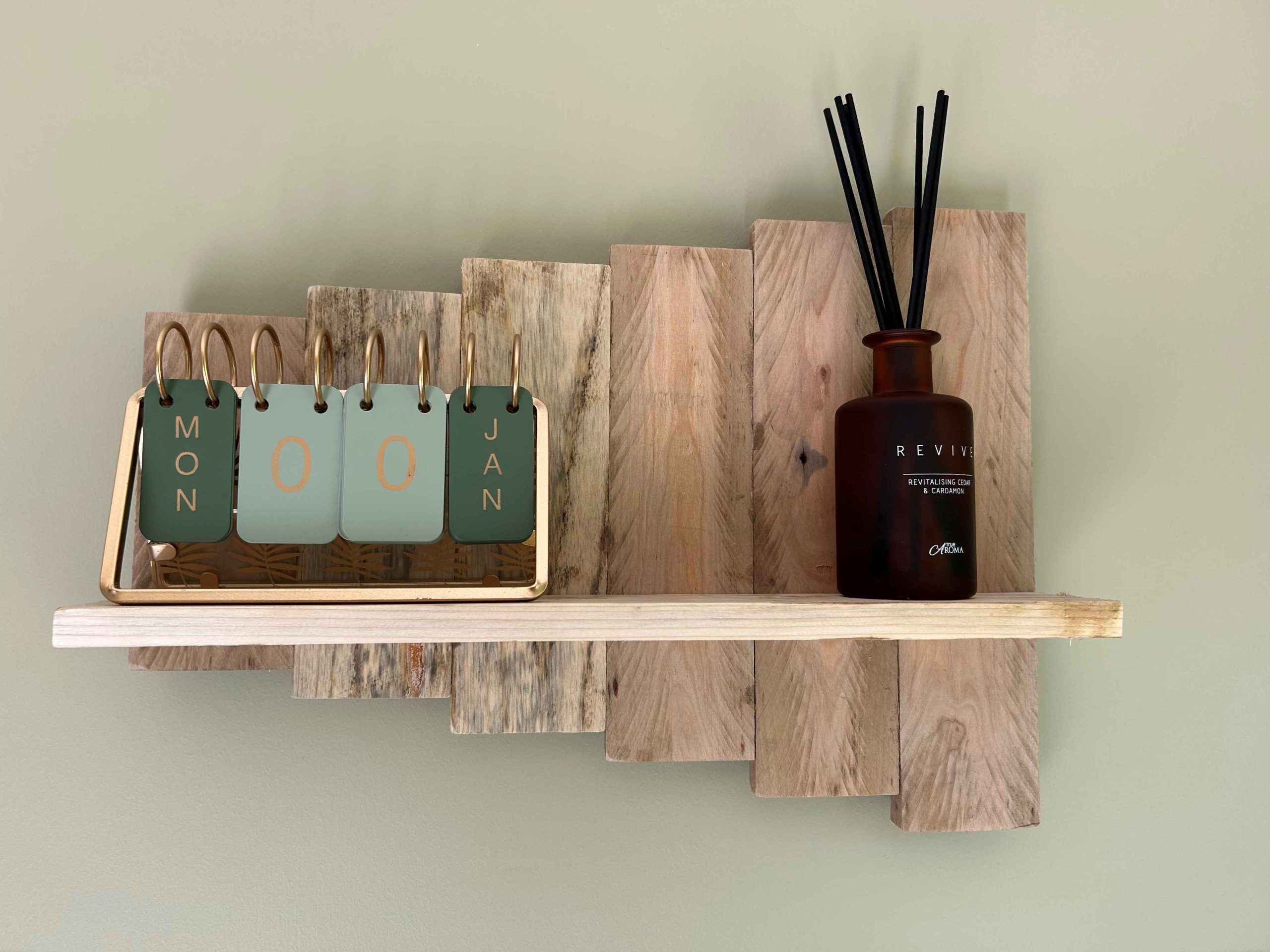 Rustic wood shelf made from reclaimed pallet wood