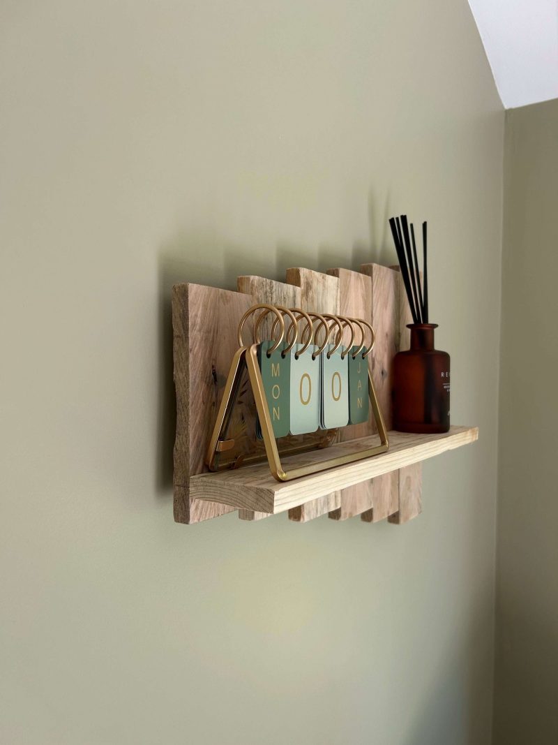 Rustic wood shelf made from reclaimed pallet wood