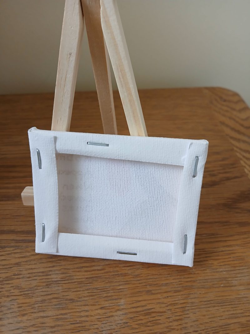 Robin mini canvas and easel for easy display