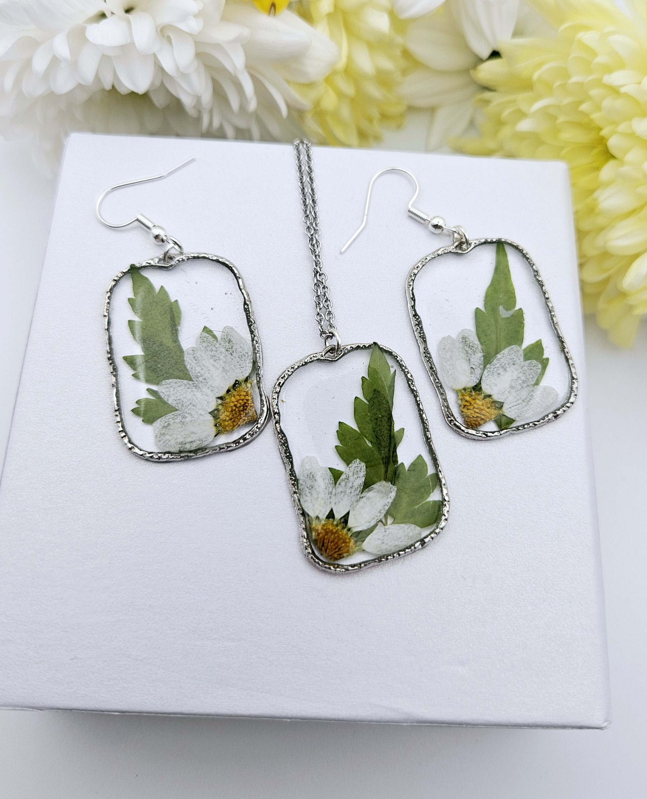 Daisy Earring and Necklace Set