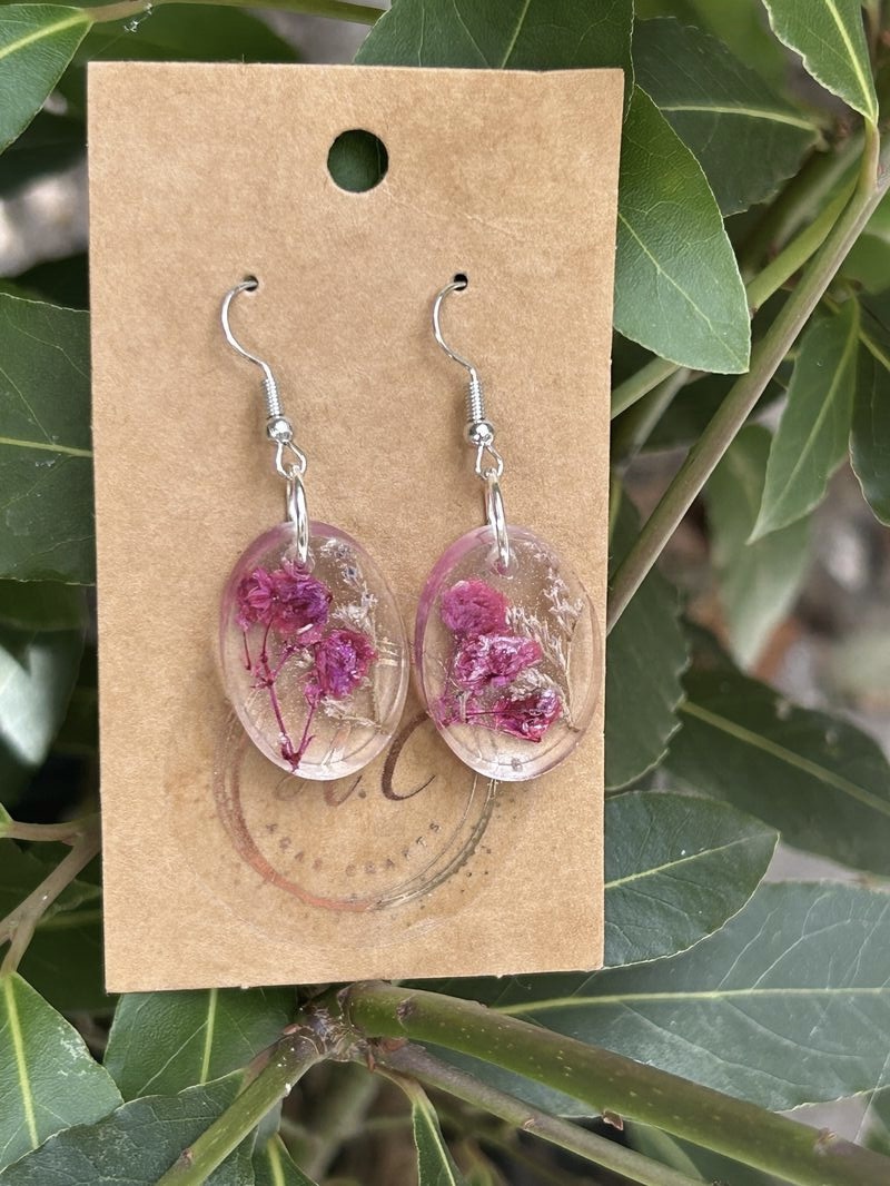 Resin oval earrings with dry flowers