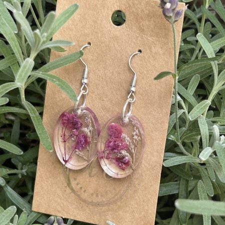 Resin oval earrings with dry flowers