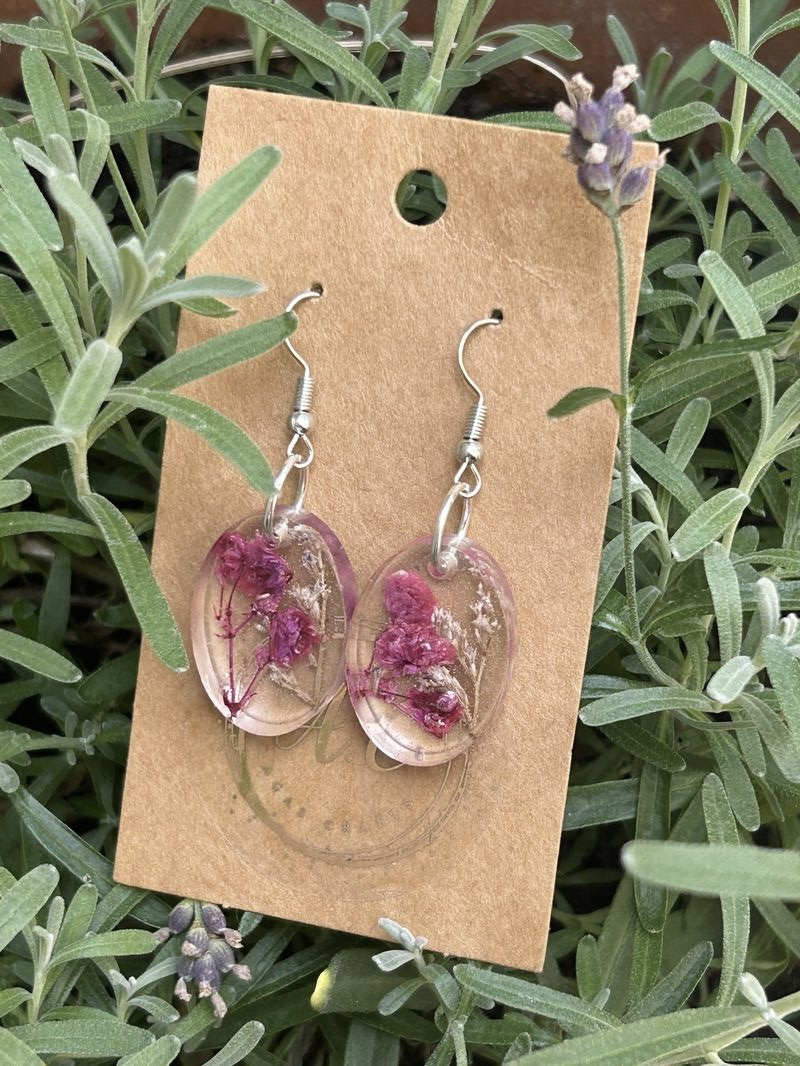 Resin oval earrings with dry flowers