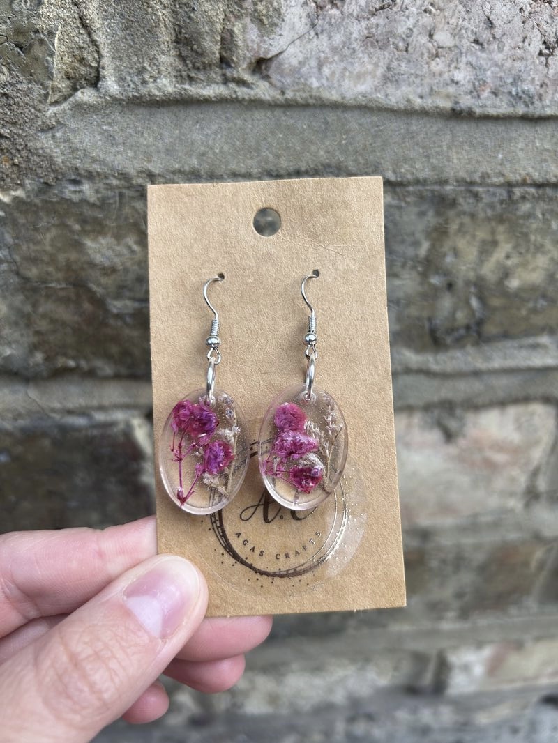 Resin oval earrings with dry flowers