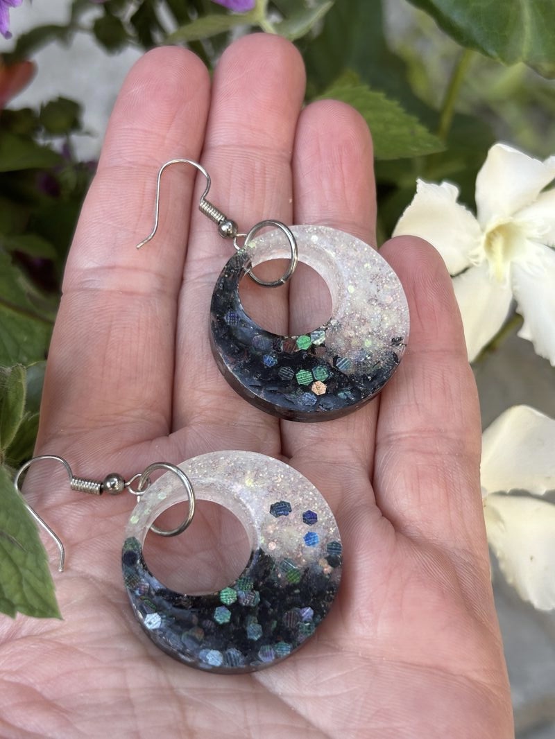 Round glittery resin earrings