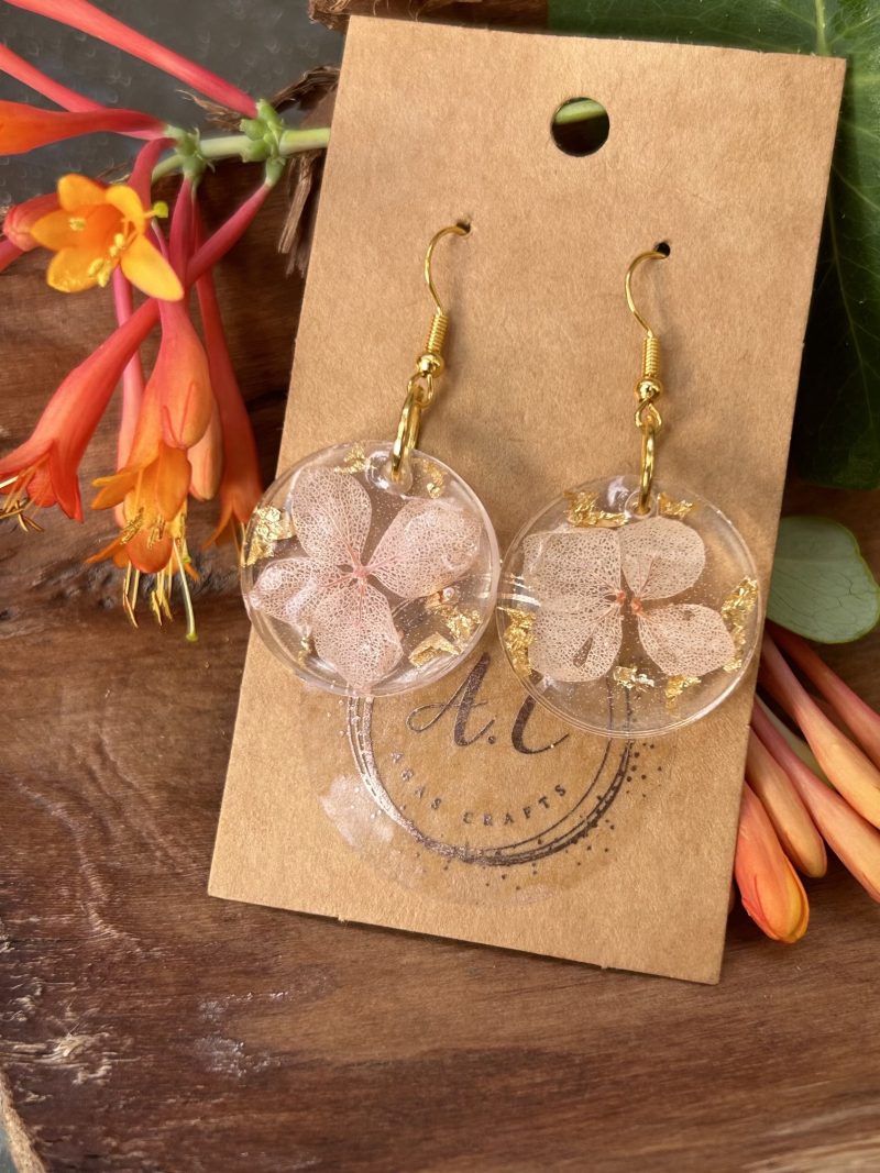 Round resin earrings with dry flowers and touch of gold
