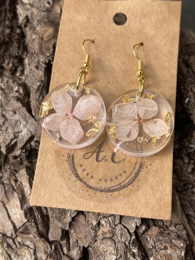 Round resin earrings with dry flowers and touch of gold