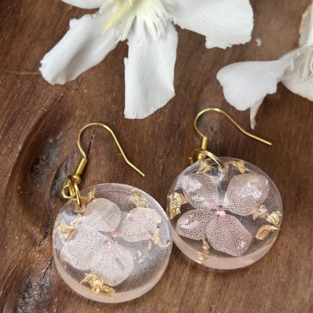 Round resin earrings with dry flowers and touch of gold