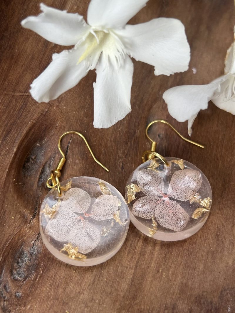 Round resin earrings with dry flowers and touch of gold