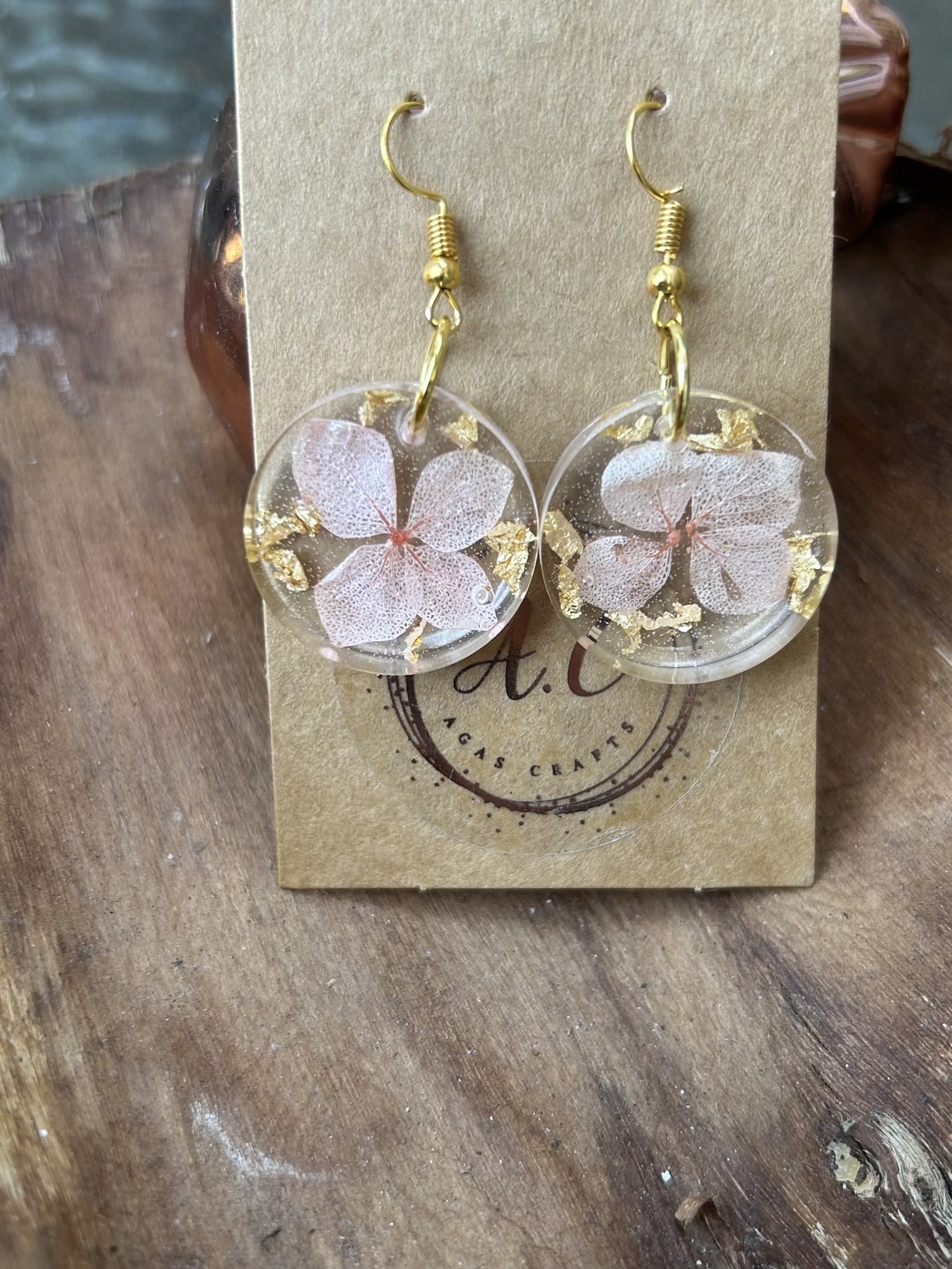 Round resin earrings with dry flowers and touch of gold