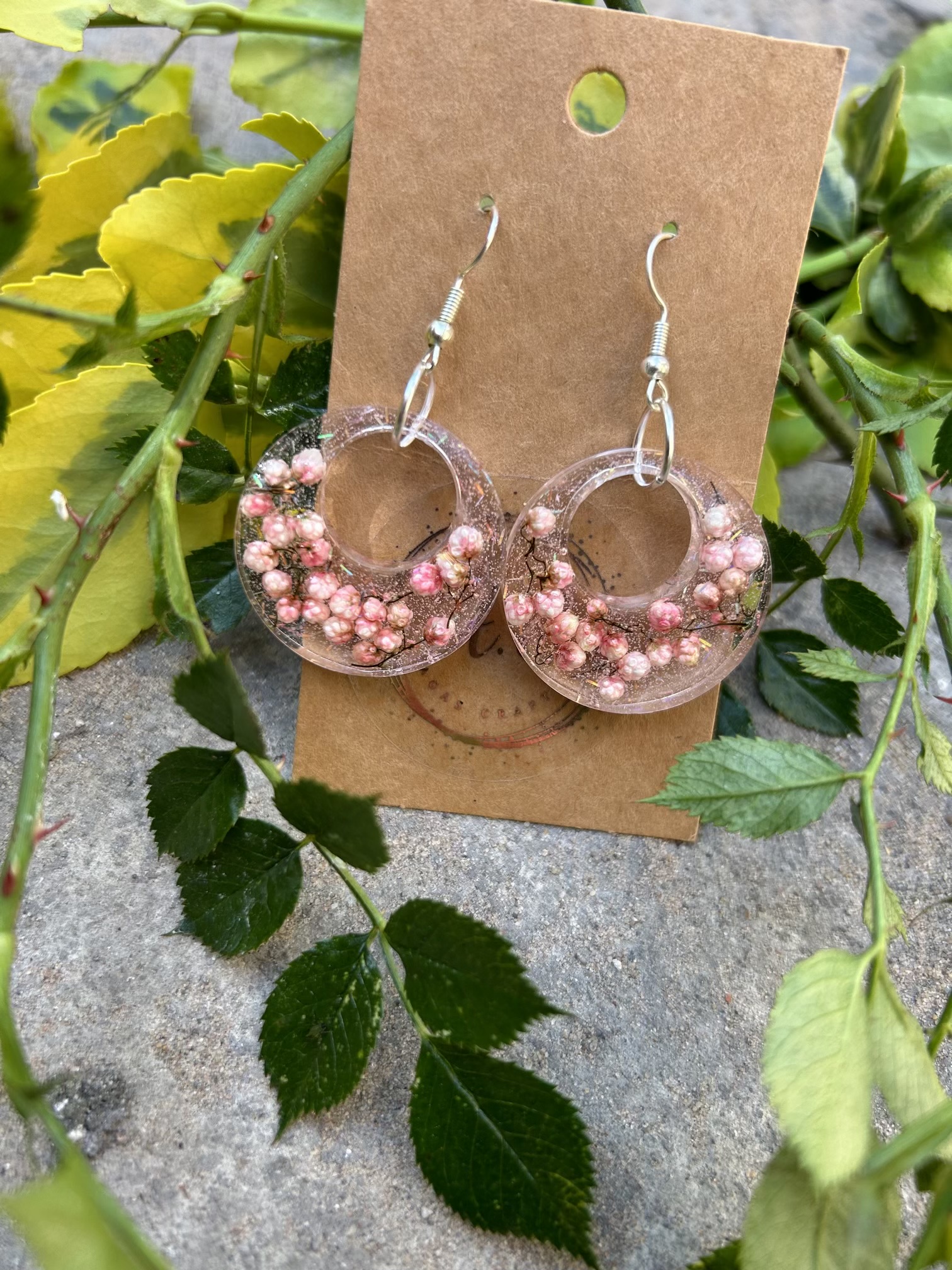 Large round resin earrings with dry flovers and glitter