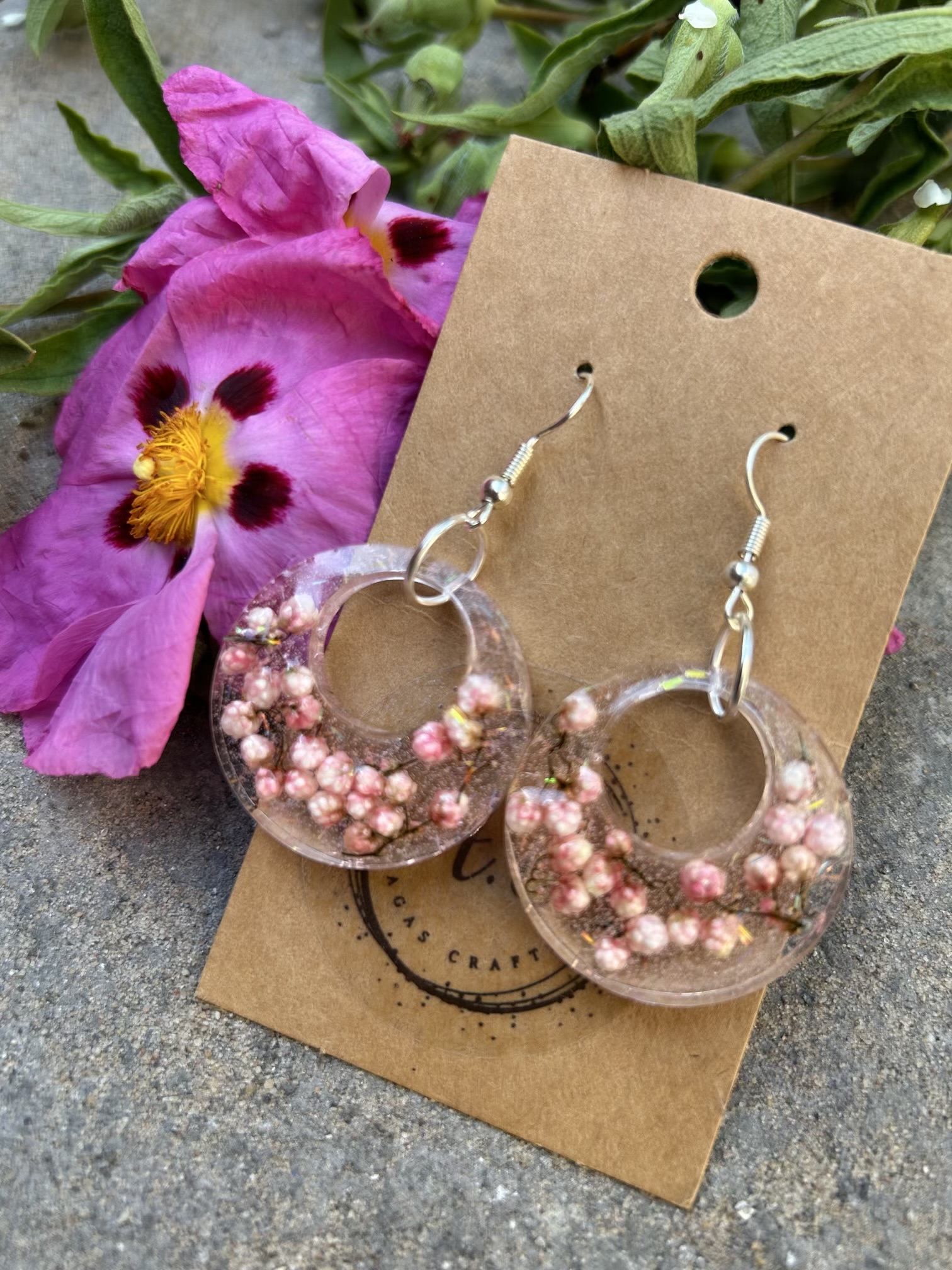 Large round resin earrings with dry flovers and glitter
