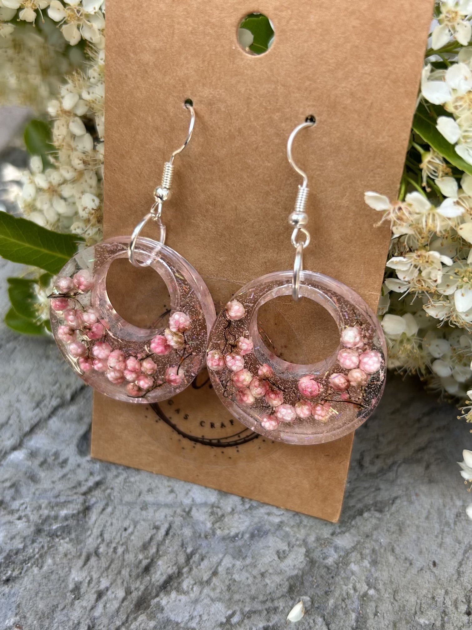 Large round resin earrings with dry flovers and glitter