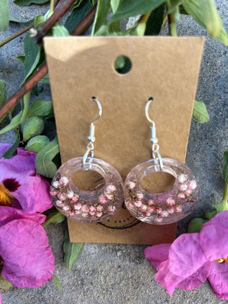 Large round resin earrings with dry flovers and glitter