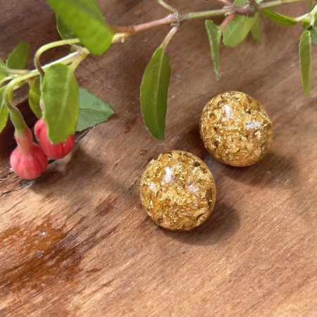 Resin stud raund earrings with gold flakes