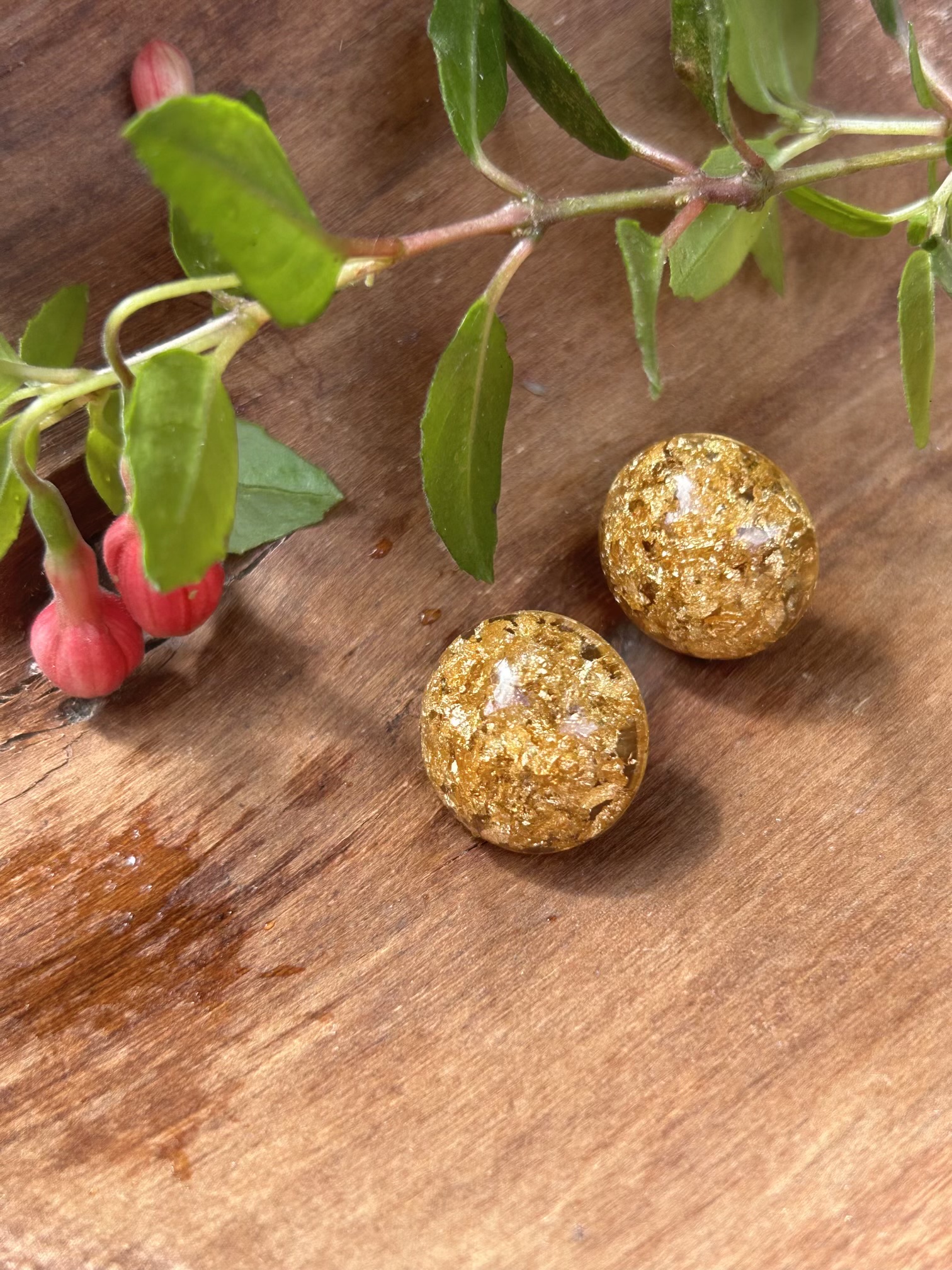 Resin stud raund earrings with gold flakes