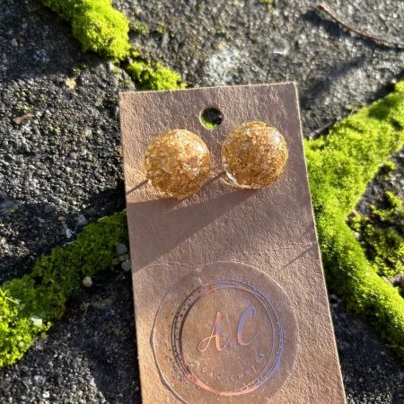 Resin stud raund earrings with gold flakes