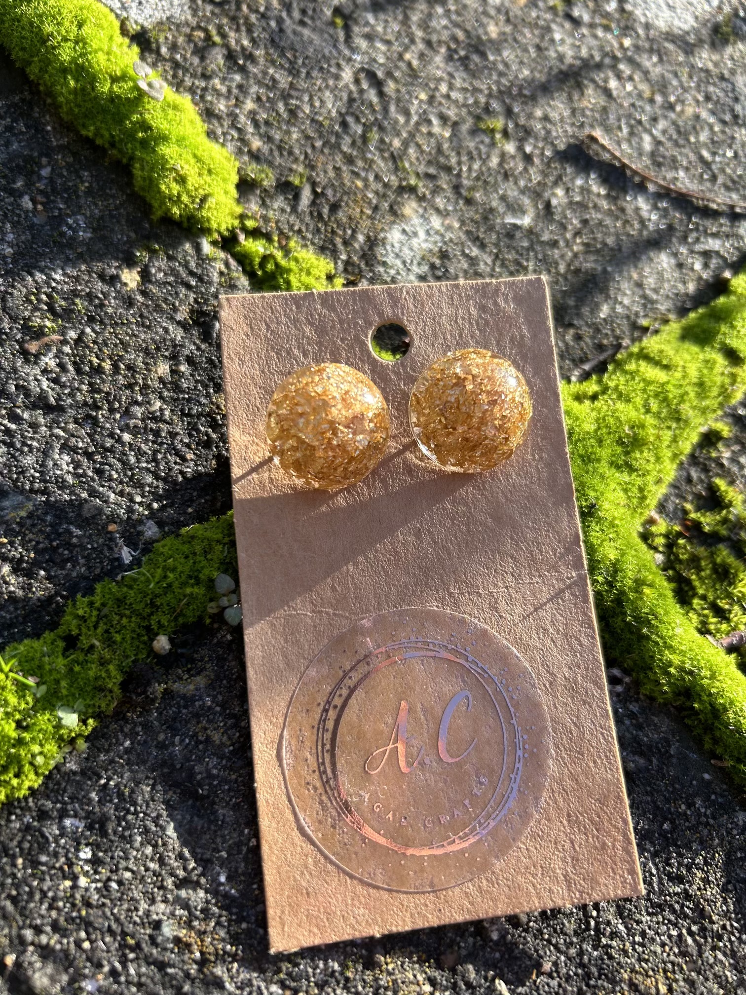 Resin stud raund earrings with gold flakes