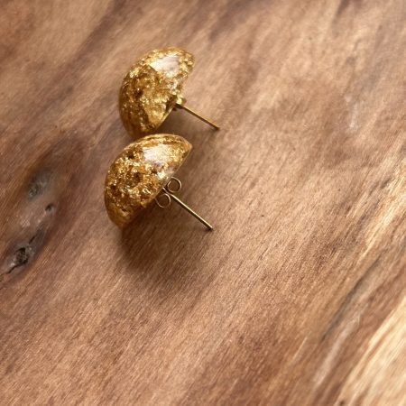 Resin stud raund earrings with gold flakes