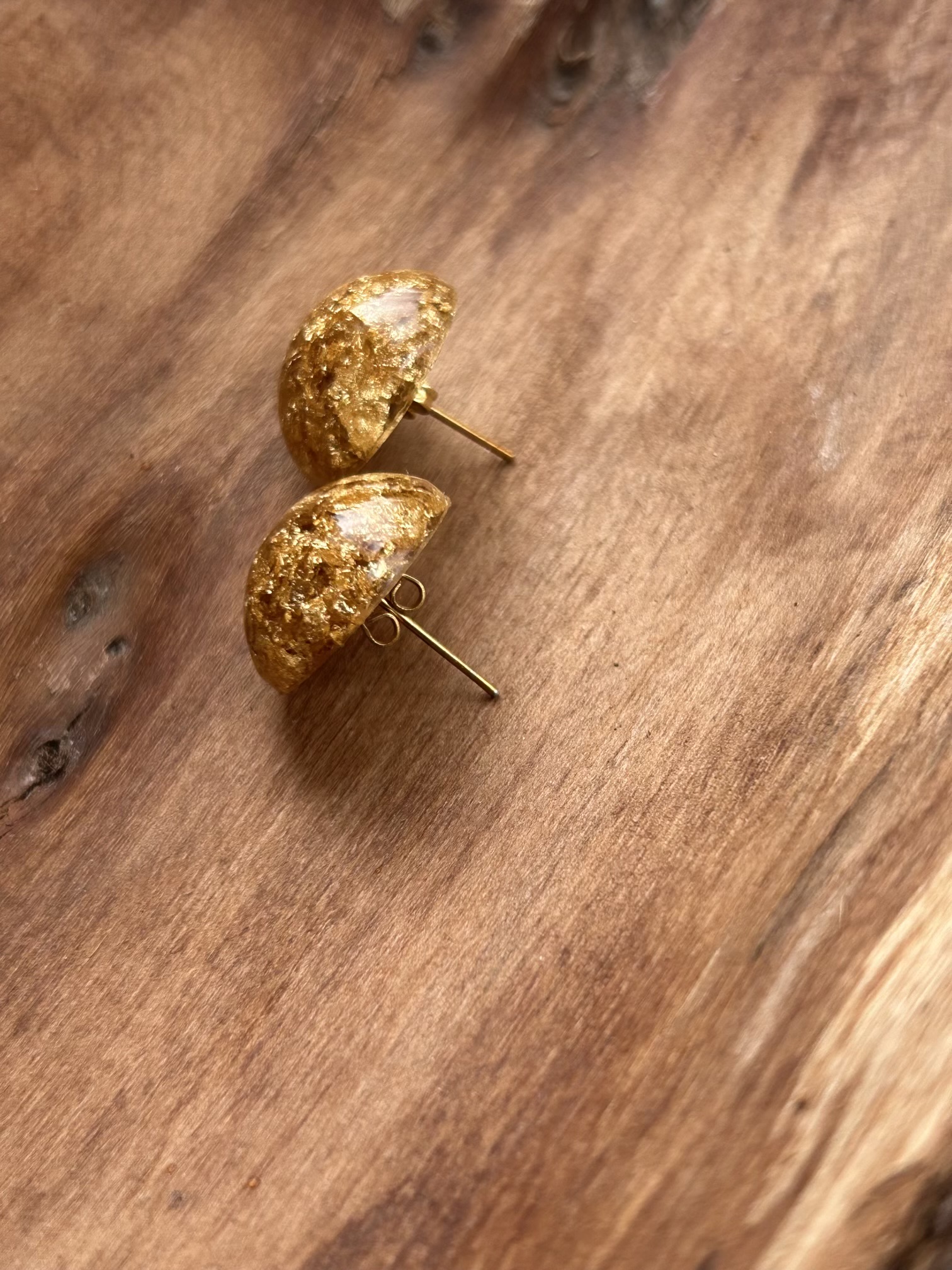 Resin stud raund earrings with gold flakes