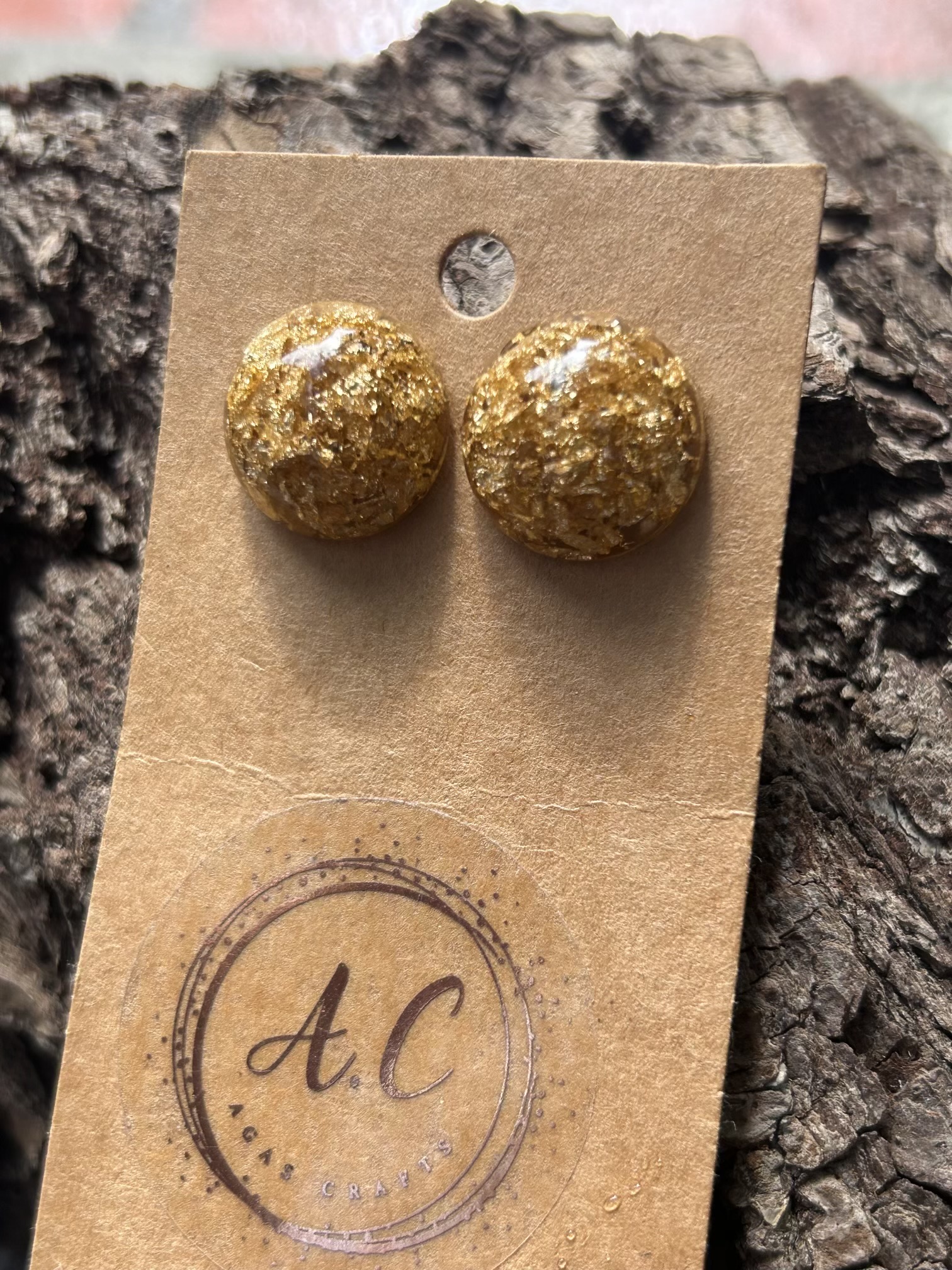 Resin stud raund earrings with gold flakes