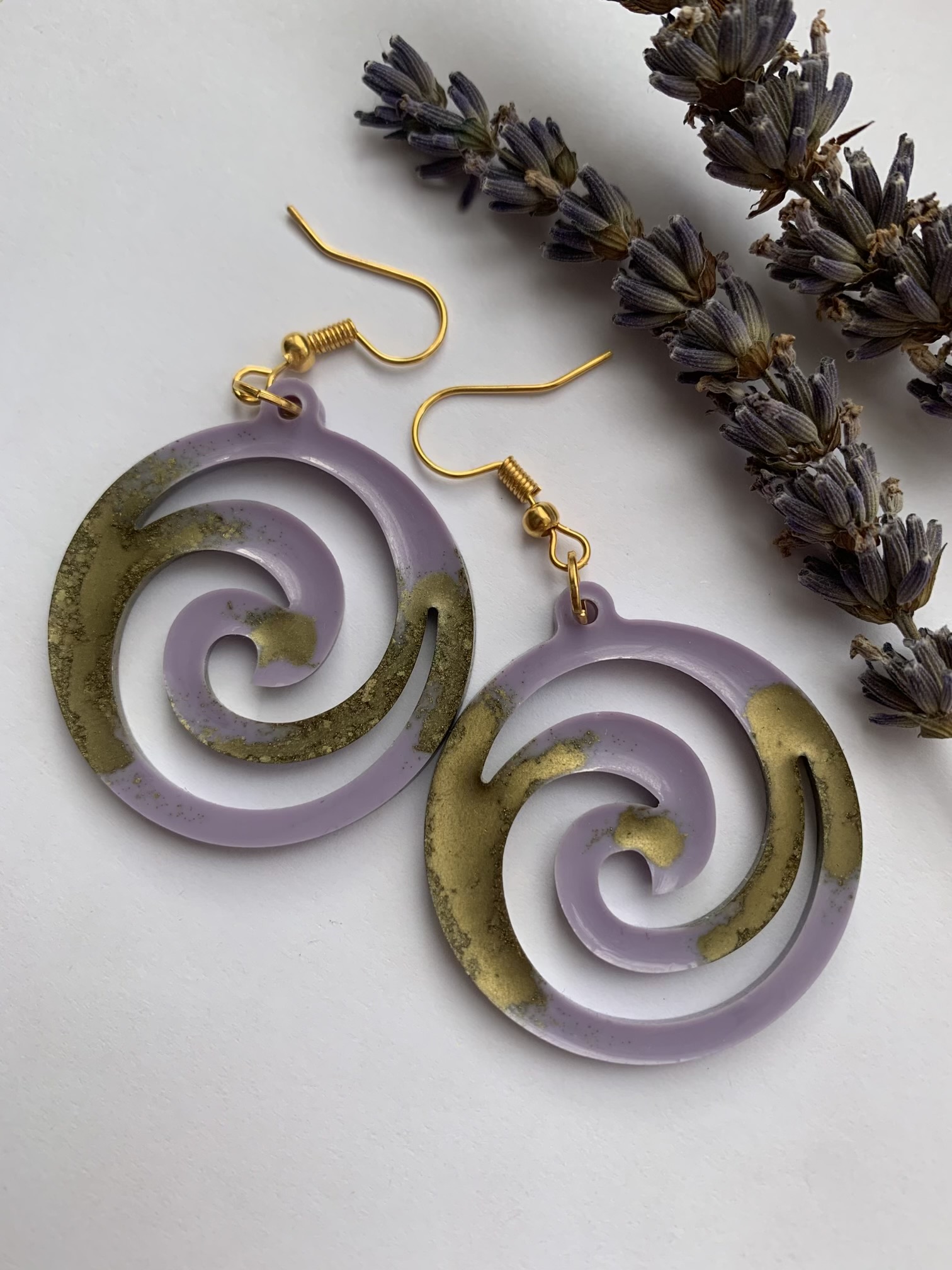 Resin swirls earrings with gold and purple pigment