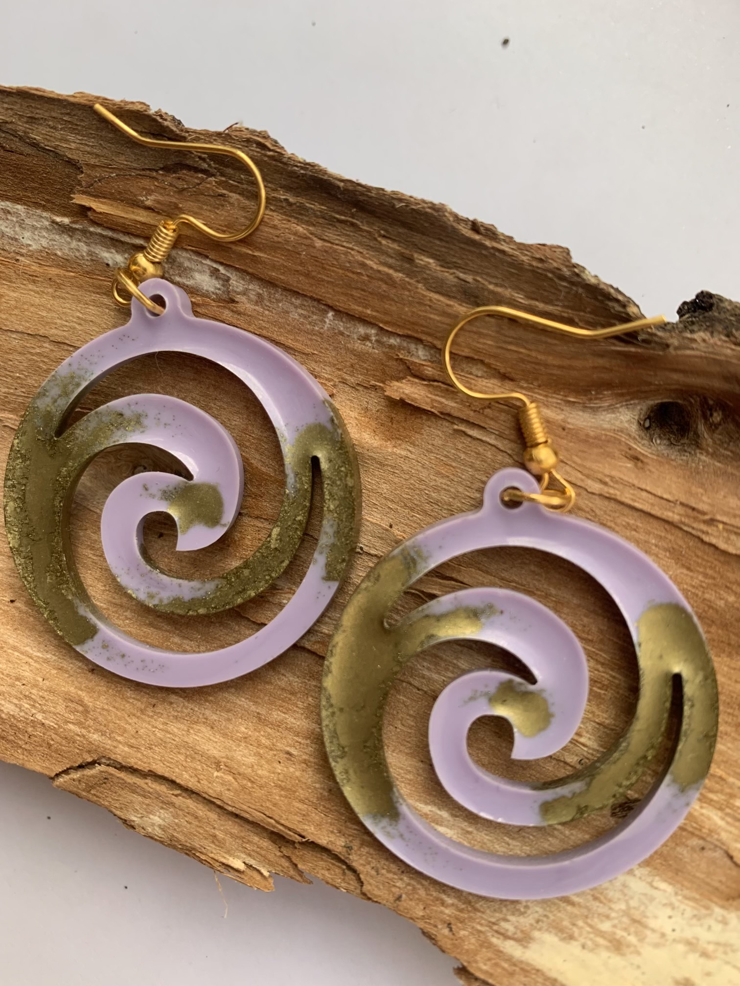 Resin swirls earrings with gold and purple pigment