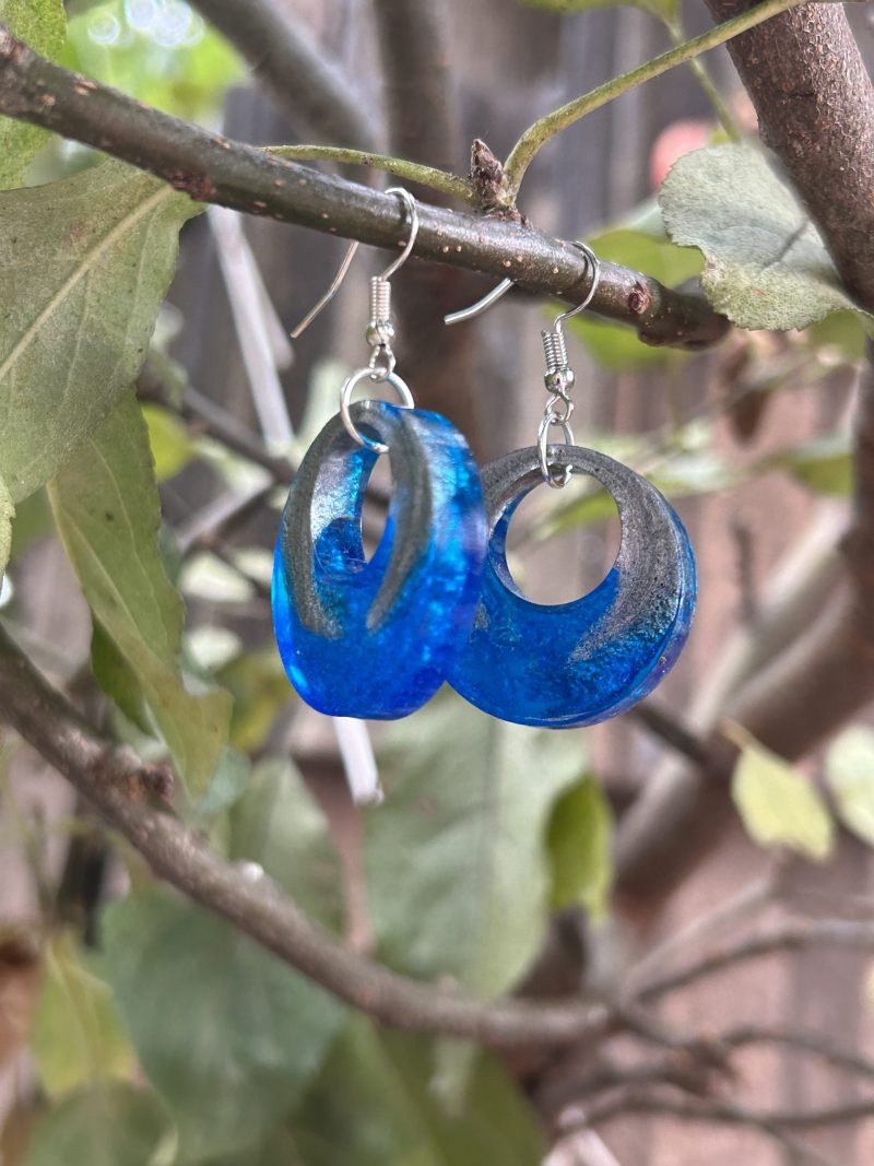 Blue and silver raund resin earrings