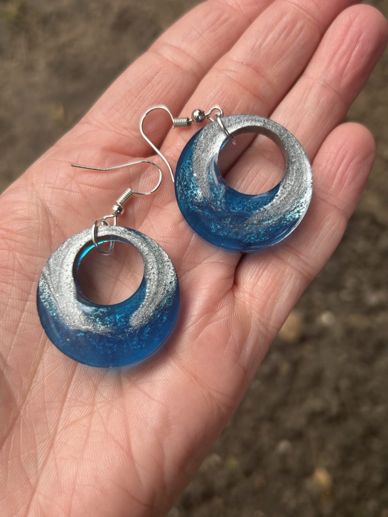 Blue and silver raund resin earrings