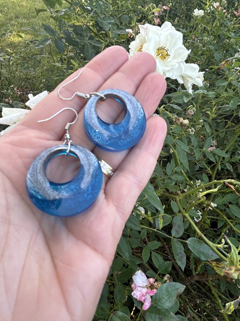 Blue and silver raund resin earrings