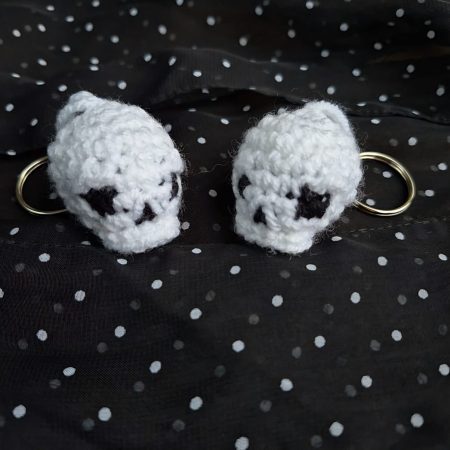 Small handmade crochet skull keyring black and white- autumn- Halloween