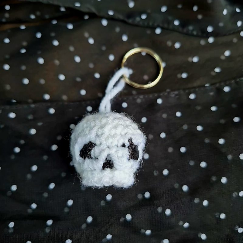 Small handmade crochet skull keyring black and white- autumn- Halloween