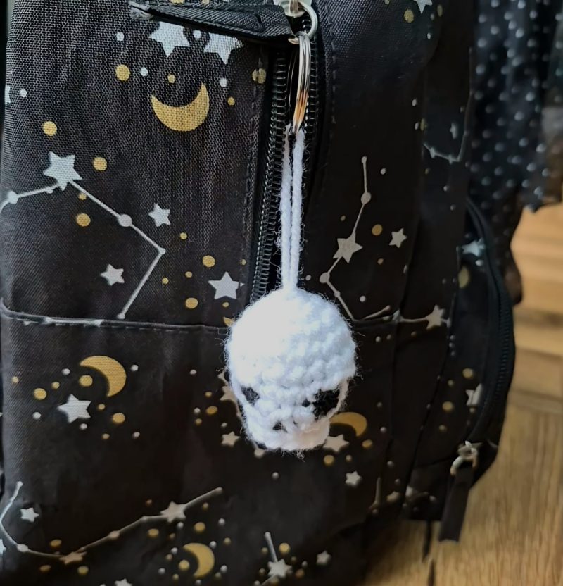 Small handmade crochet skull keyring black and white- autumn- Halloween