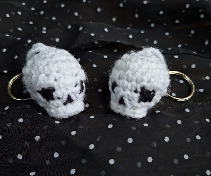 Small handmade crochet skull keyring black and white- autumn- Halloween
