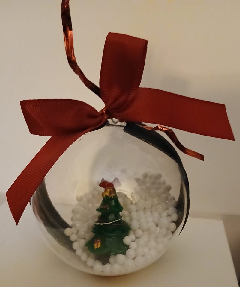 Xmas tree, snow bauble